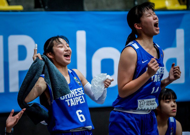 中華隊彭郁臻（左）對上敘利亞有全方位演出，只差1助攻就能完成「大四喜」。圖／取自FIBA官網