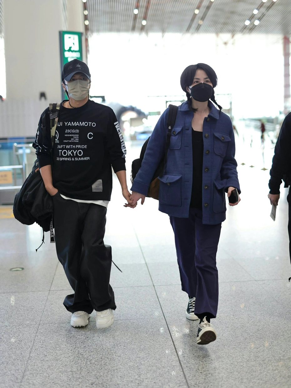 王菲與謝霆鋒今年3月才被拍到在機場牽手。 圖／擷自微博