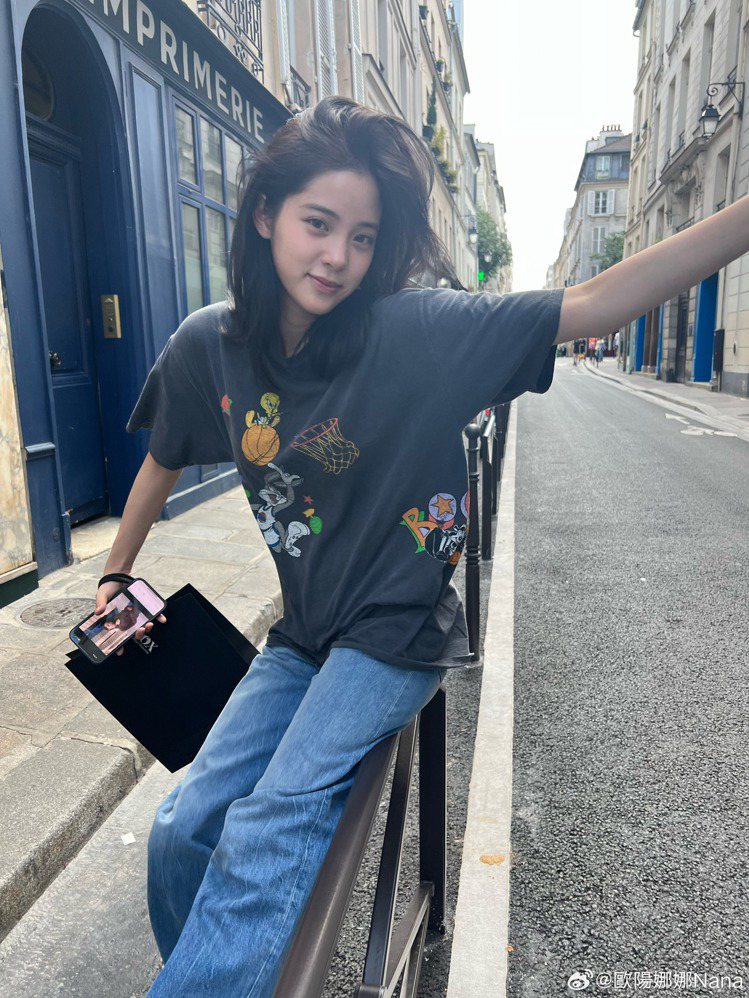 歐陽娜娜現身巴黎街頭。 圖／截自微博