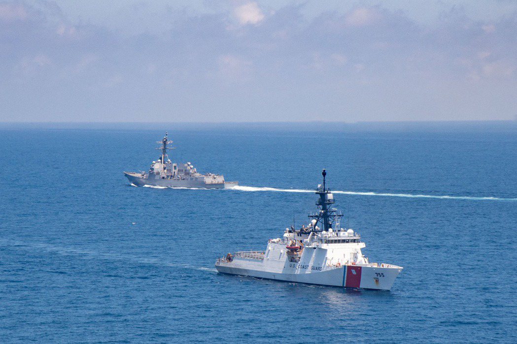 影響海上船隻航行有三個重要因素：風向、海流、潮水。圖為美國海軍伯克級飛彈驅逐艦「基德」號與海岸防衛隊的國家安全艦「蒙羅」號穿越台灣海峽的公海。 圖／路透社