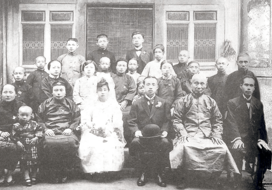 1923 年，女教員蔡素女身穿西式婚紗，與丈夫、娘家親戚合影。 圖／游鑑明提供