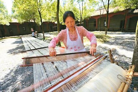 夏布是歷史悠久的漢族傳統手工藝品。
