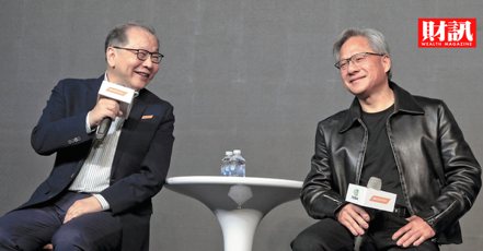 輝達執行長黃仁勳（右）與聯發科執行長蔡力行（左），在COMPUTEX展上宣布合攻車用領域。（圖／彭世杰攝）