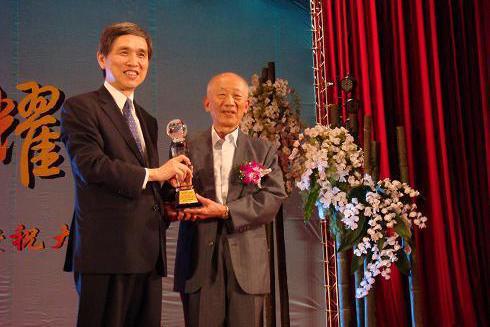 前水利局長謝瑞麟（右）12日辭世，享耆壽92歲。 圖／取自經濟部官網