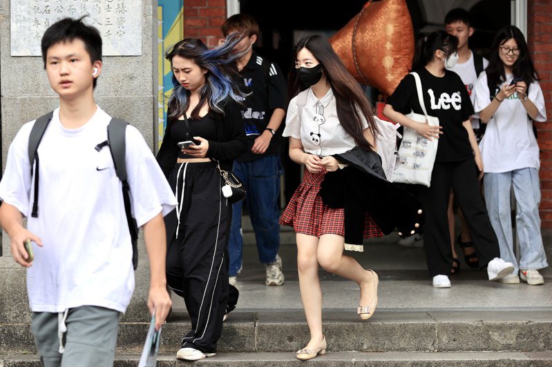 112年大學分科測驗第二天結束，學生考完後步出考場迎接暑假。記者林伯東／攝影