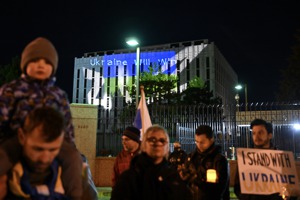 美國抗議者今年2月在華府俄國大使館外抗議，烏克蘭的國旗也被投影到大使館牆上。圖／取自紐約時報