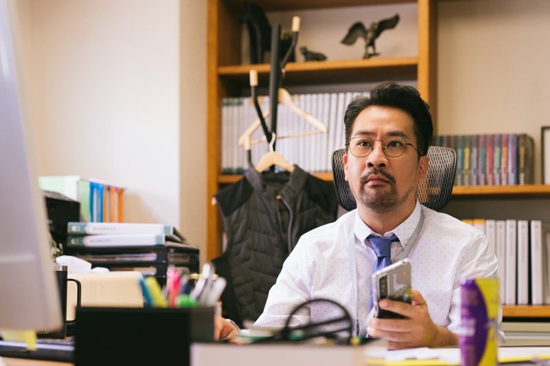 黃健瑋在「人選之人-造浪者」飾演黨部文宣部主任「陳家競」。圖／Netflix提供