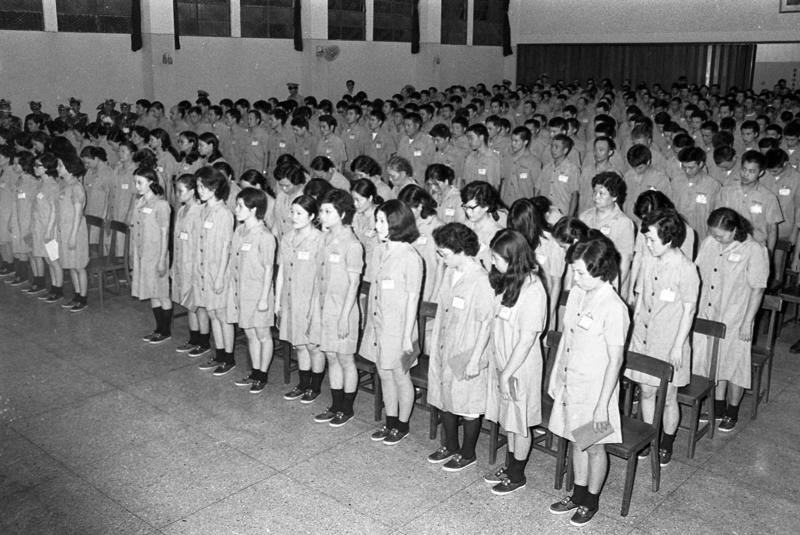 1975年7月14日凌晨0時，台北監獄替獲得減刑的受刑人舉行集體教誨儀式。圖／聯合報系資料照片