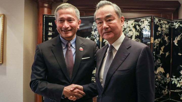 圖左為新加坡外長維文，圖右為中共中央外事辦主任王毅。（取自維文臉書）