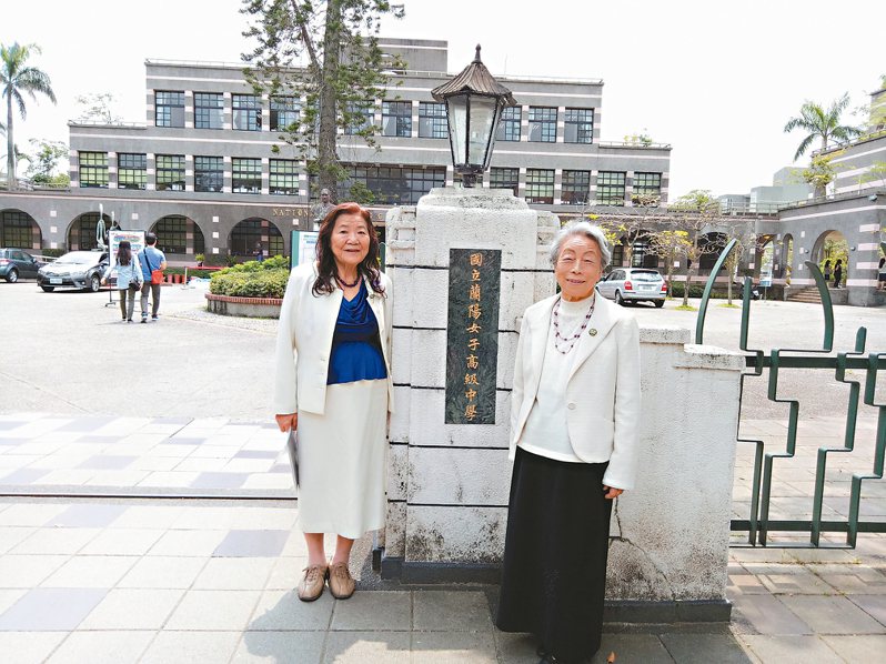 竹中信子（左）生前每年都會回訪台灣，7年前曾偕同為灣生的廣田文子（右）到母校蘭陽女中。本報資料照
