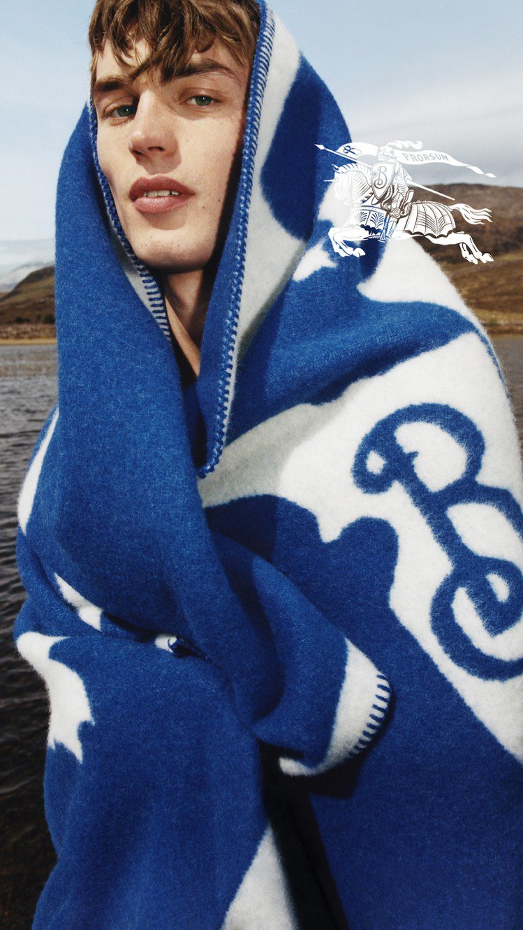 藍白二色的毛毯上，草寫的Burberry品牌首字母大寫B，高辨視度、古典、且具裝飾性。圖／Burberry提供