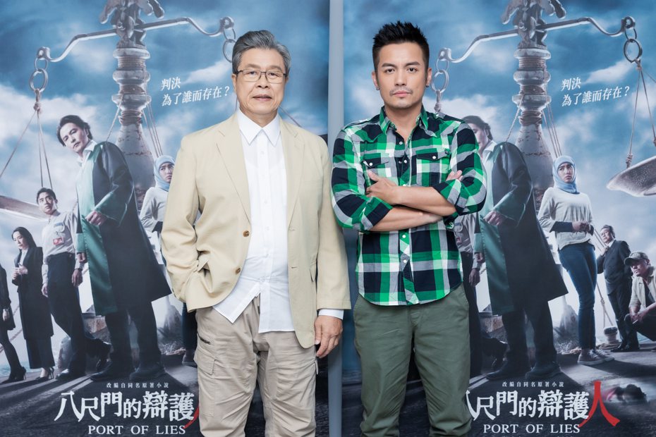 楊烈(左)與范逸臣在「八尺門的辯護人」劇中上演餐桌對罵戲碼。圖／鏡文學提供