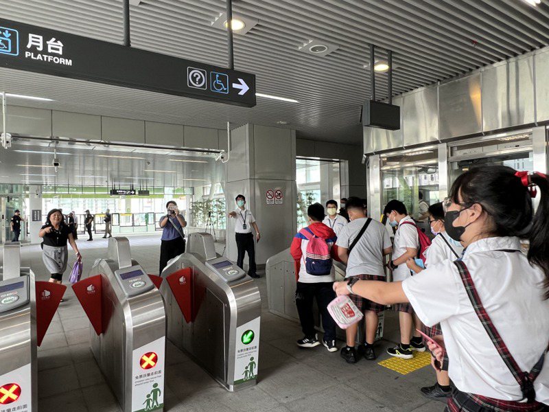 台中捷運公司提醒27日萬安演習，旅客需暫時停留在車站內。記者陳秋雲/攝影