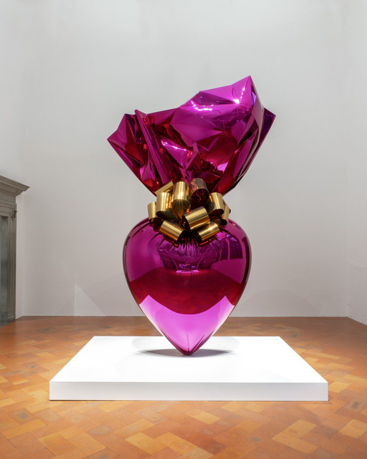 傑夫昆斯《聖心（紫紅/金色）》，以6,087萬5,000港元（約2.38億台幣）成交價刷新藝術家亞洲拍賣紀錄。圖／佳士得提供