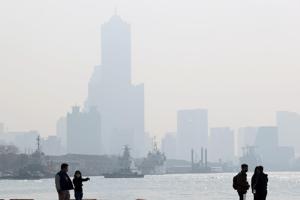 學者指出，台灣每年空汙季除東北季風挾境外汙染物及本島汙染源影響，中南半島印尼火耕也成台灣PM2.5成因之一。 圖／聯合報系資料照片