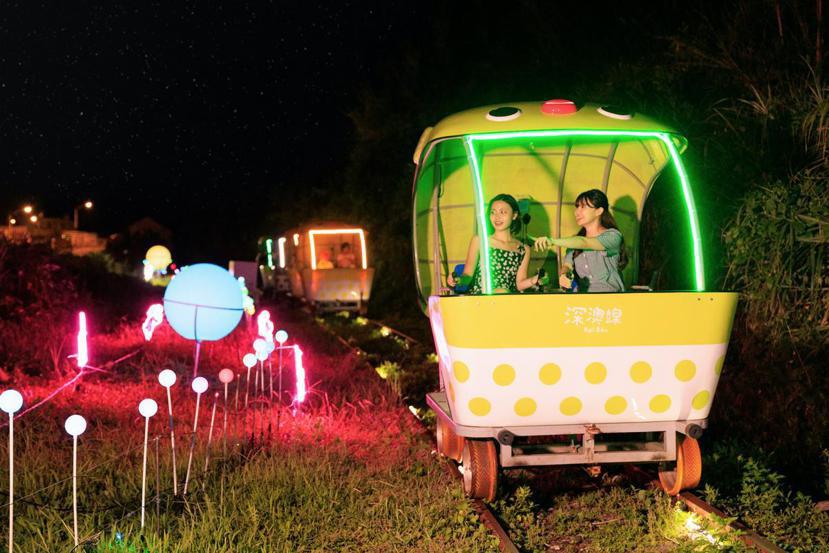 星光熠熠的球型燈遍布在草皮上，營造出夢幻美景，搭配著可愛的玉兔霓虹燈，充滿童趣氛...
