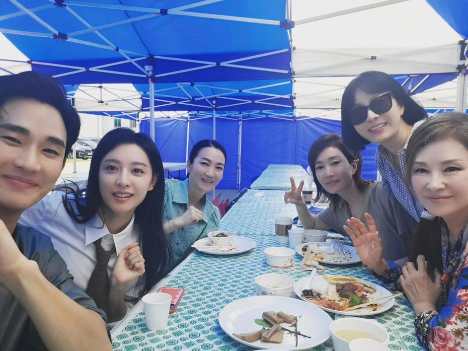 演員金正蘭上個月也曾於個人Instagram分享眾人一起吃飯的合照。 圖／截自kim_jungnan IG