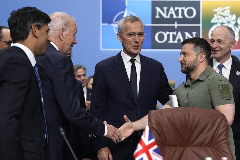 北大西洋公約組織（NATO）日前在立陶宛首都維爾紐斯（Vilnius）召開峰會，俄烏戰爭與中國威脅成為會議重點。圖為美國總統拜登（左二）與烏克蘭總統澤連斯基握手。 圖／美聯社
