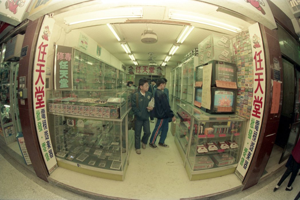 圖為1988年台灣的電視遊樂器專賣店。 圖／報系資料圖庫