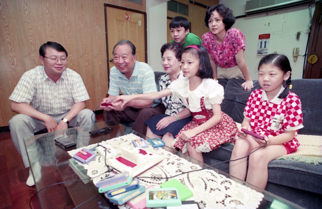 圖為1992年台灣的一家人，遊玩紅白機的生活情景。 圖／報系資料圖庫