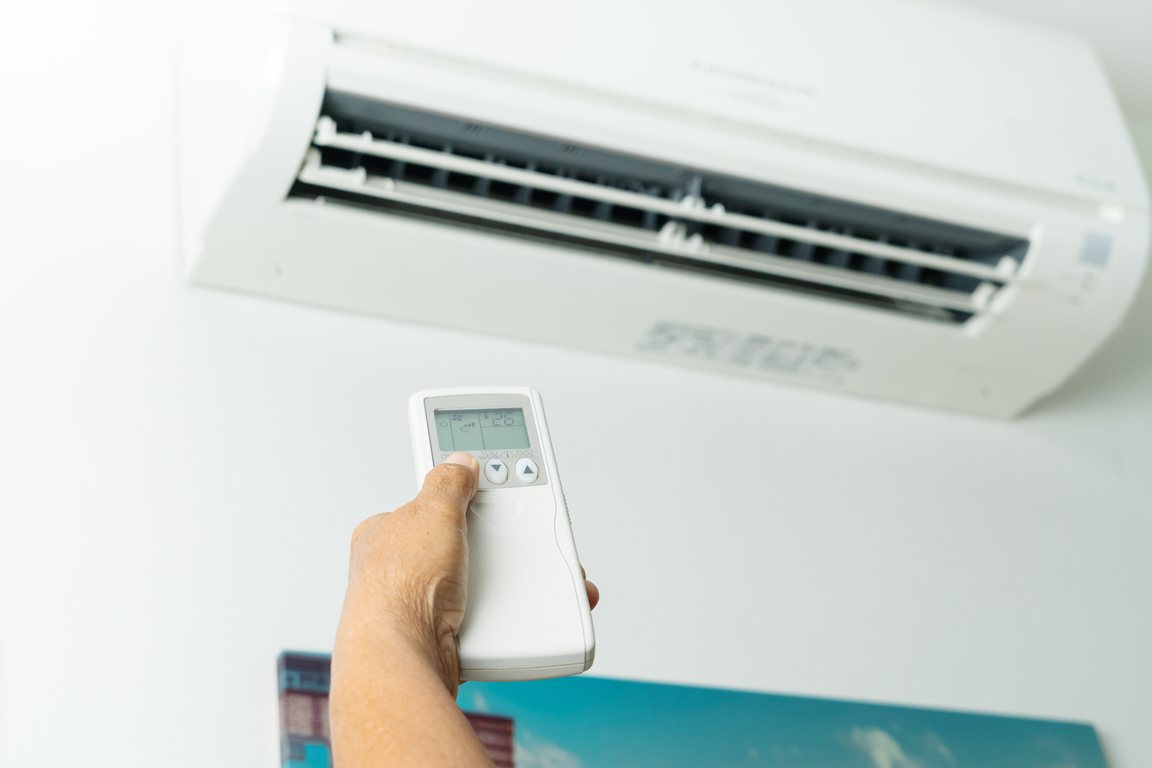 部分民眾會因為擔心電費太貴，而選擇不開冷氣硬撐，但夏季高溫可千萬別忽視室內中暑的嚴重性。示意圖／ingimage