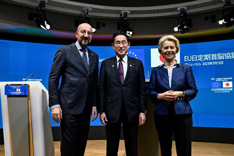 歐盟理事會主席米歇爾（左起）、日本首相岸田文雄與歐盟執委會主席馮德萊恩，13日在布魯塞爾舉行第29屆歐盟─日本峰會，宣布解除對福島水產品等進口管制。法新社