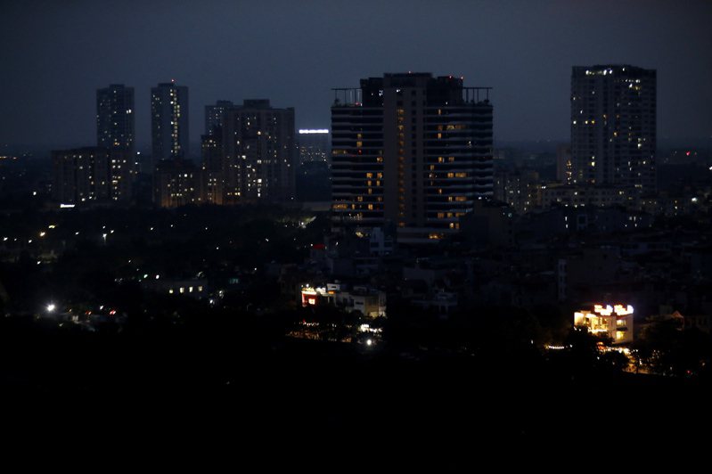 圖為越南河內市，當地為節省電力，調暗了市內的燈光。歐新社