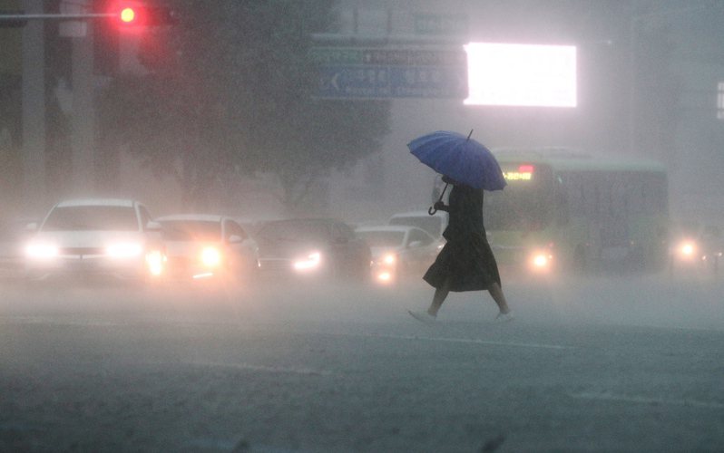 暴雨今天橫掃南韓，導致首都首爾大規模停電，迫使各地上百人撤離家園，在夏日雨季進入高峰之際，南韓政府要求官員高度警戒。歐新社