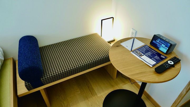 ▲榻榻米的床墊旁有泰國編織座椅，一改泰式三角形的枕墊，以圓形方式呈現日本風味。　記者-張偉浩／攝