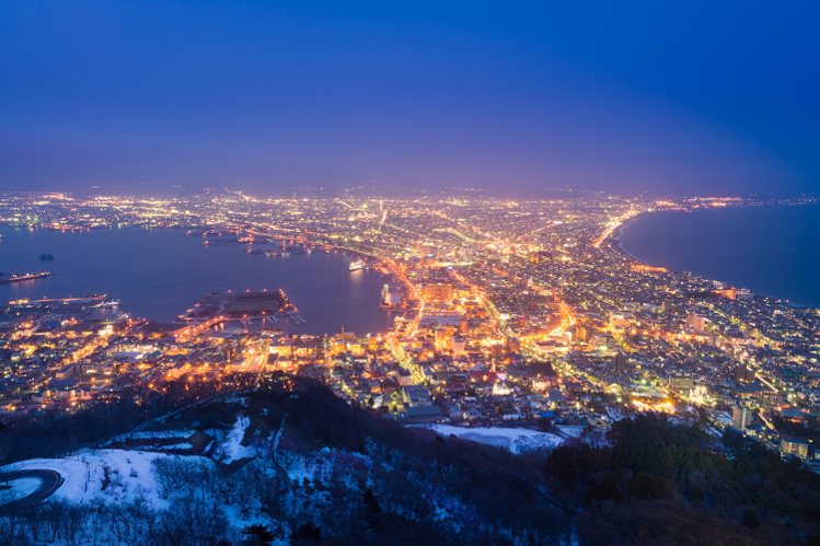 日本函館夜景為世界三大夜景之一，搭配雪景十分浪漫。旅天下獨家包機旅展開賣。圖／雄獅旅遊