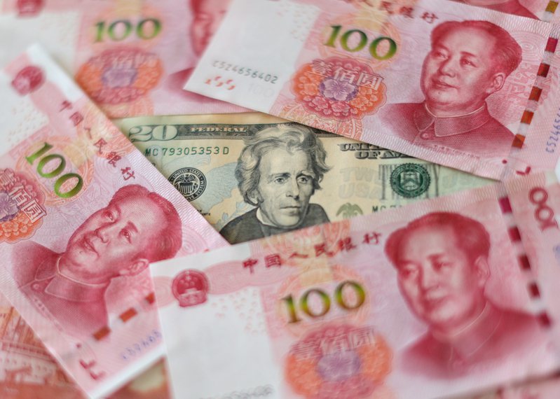 大陸央行副行長劉國強14日表示，人民幣匯率可能升也可能貶，但不會偏到哪裡去。必要時會出手對單邊行為進行糾偏，不會太佛系。（中通社）
