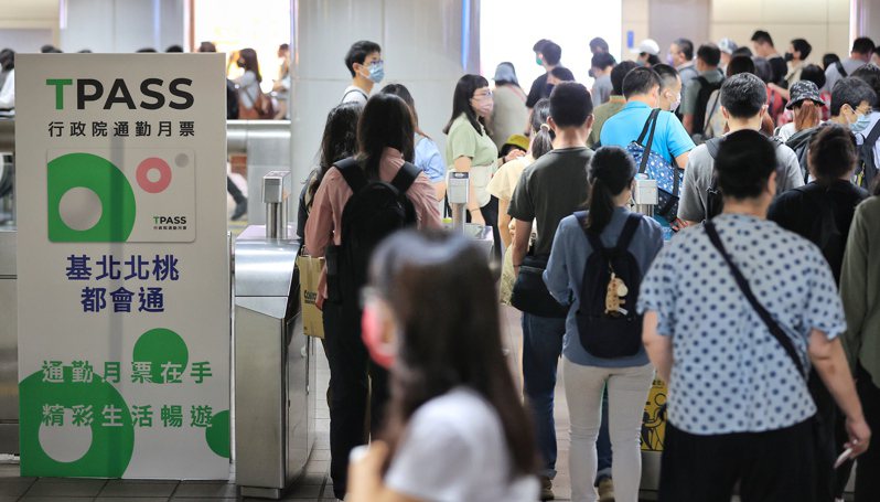 基北北桃1200定期票上線14天，台北市交通局今統計販已賣出38.2萬張，所有運具使用次數突破1000萬人次。本報系資料照
