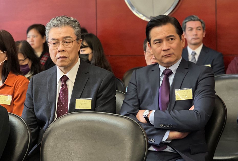 馬國賢(右)在「八尺門的辯護人」飾演法律事務所老闆。圖／艾迪昇傳播提供