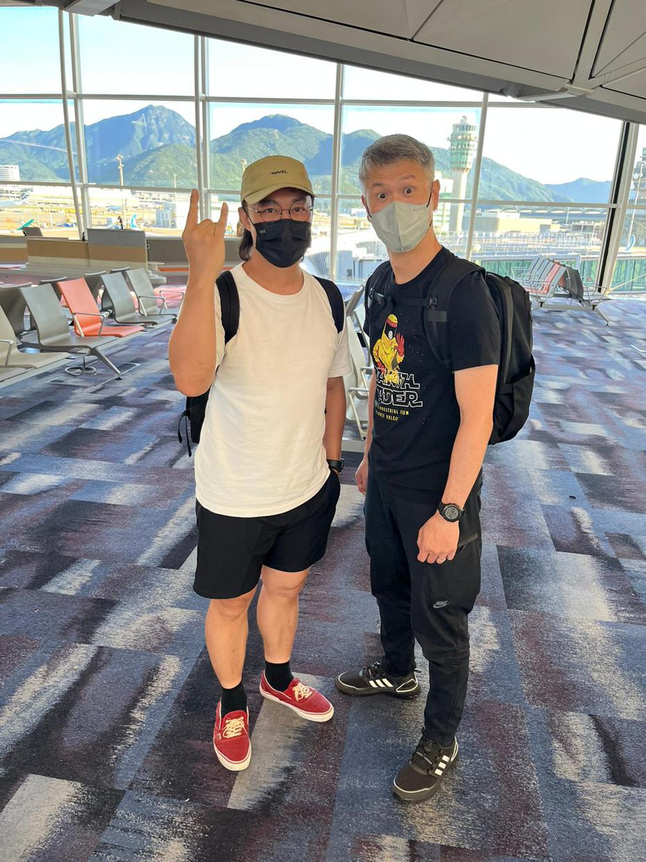 陳奕迅（左）和樂團指揮在香港機場拍照，對於來台演出相當期待。圖／My Kan廿一克有限公司提供