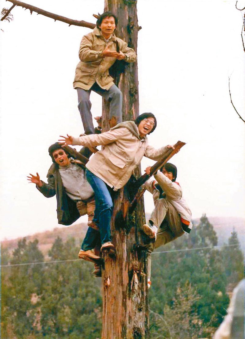 1983年聖誕節，王志明（左戴墨鏡者）與副刊同事在南投蕙蓀林場；上為黃驗，中為劉克襄，右為曾金源。（圖／季季提供）