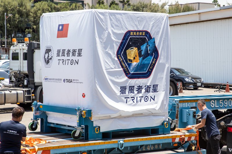 台灣第一枚自製氣象衛星「獵風者衛星」今天約中午12點20分左右運抵桃園機場貨運站的華儲。記者季相儒／攝影