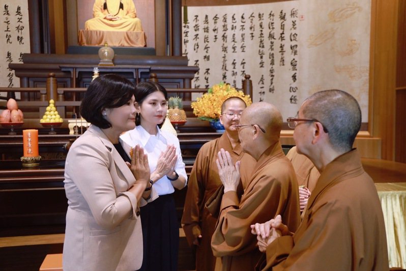 雲林縣長張麗善（左一）代表和佛光佛陀紀念館簽署合作備忘錄(MOU)。圖／雲林縣府提供