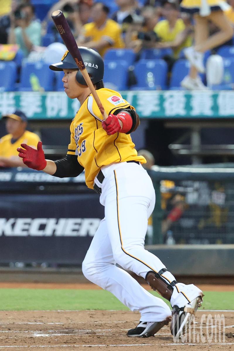 中華職棒下半季例行賽在台中洲際棒球場舉行，中信兄弟第3棒詹子賢一局下半擊出左外野一壘安打，帶有1分打點。 記者黃仲裕／攝影
