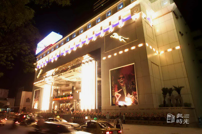 號稱東南亞最大的舞廳─金錢豹ＫＴＶ近日在台中市首善地段隆重開幕，外觀夜裡看來分外耀眼。圖／聯合報系資料照（2000/04/25　于志旭攝影）
