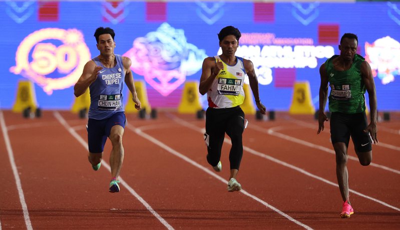 台灣最速男楊俊瀚（左）在亞洲田徑錦標賽男子100公尺決賽起跑失利，他在國訓中心的技術教練易偉鎮15日給出解釋，其實是受到腳後肌肉傷勢影響。 （中華民國田徑協會提供）中央社