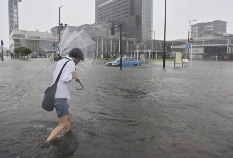 日本秋田縣近日受滯留鋒面影響降下破紀錄大雨。（共同社）