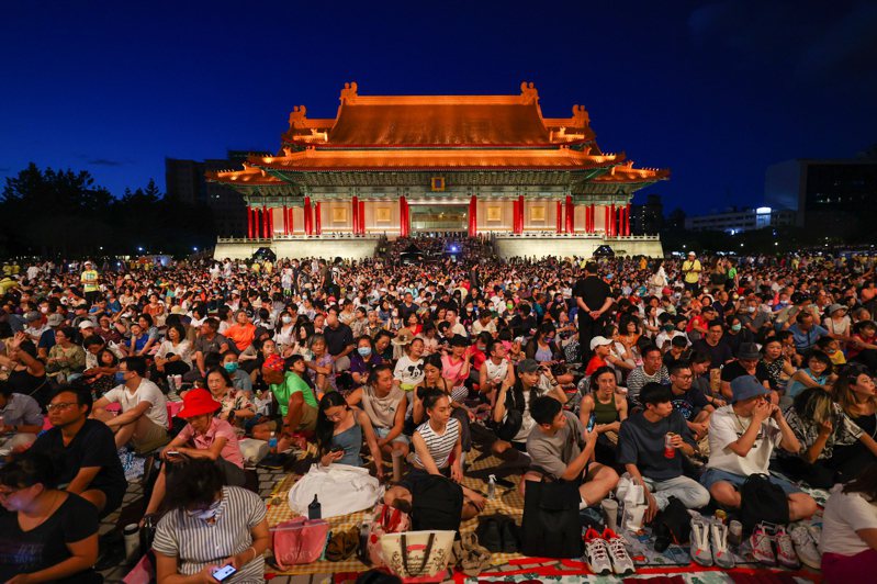 雲門舞集15日晚間在台北國家兩廳院藝文廣場戶外公演作品「十三聲」，吸引許多喜好藝文表演的民眾到場觀賞，廣場內擠滿人潮。  中央社