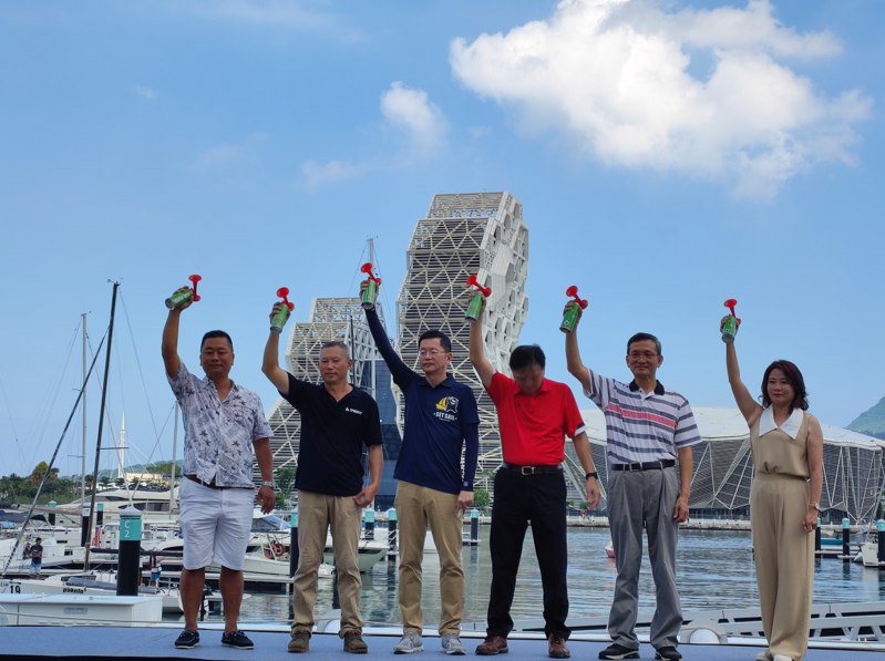 高雄國際帆船賽今天上午9時30分許，在高雄市遊艇商業同業服務公會理事長潘泰安（左一）、台灣帆船協會理事長鍾明華 （左二）等人鳴笛後展開競賽。圖／讀者提供