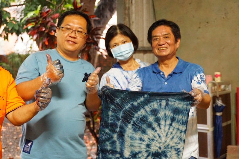 立委吳琪銘(右)表示，藍染是三峽區特色文化產業，帶給市民各種繽紛多樣的生活。圖／吳琪銘辦公室提供