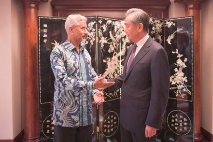 中共中央外辦主任王毅在雅加達應約會見印度外長蘇杰生。大陸外交部網站