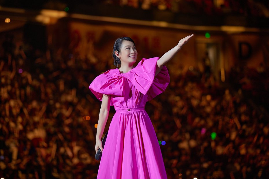 劉若英在廣州開唱，以全新的「翩翩飛舞」桃紅色禮服亮相。圖／相信音樂提供