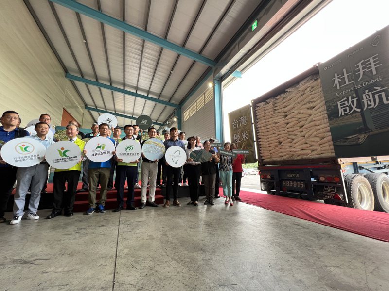 雲林斗南鎮農會生產的台灣米，今天首航出口22公噸至中東杜拜。記者陳苡葳／攝影