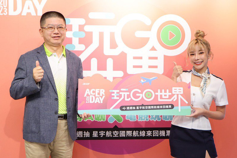 宏碁台灣區營運長張世欣宣布年度Acer Day啟動，邀啦啦隊女神巫苡瑄（右）擔任宏碁專售店一日店長。記者沈昱嘉／攝影