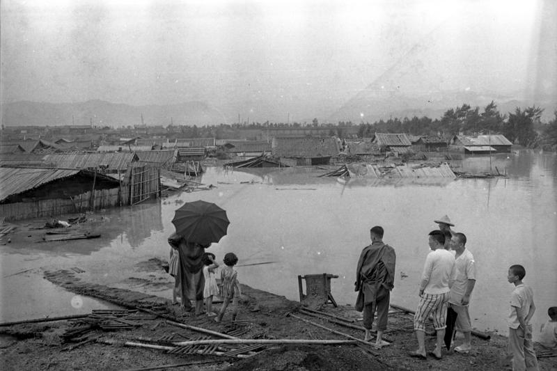 1959年7月16日，畢莉颱風過後，台北市多處淹水情形，稍微矮的房子被淹到只剩下屋頂。圖／聯合報系資料照片