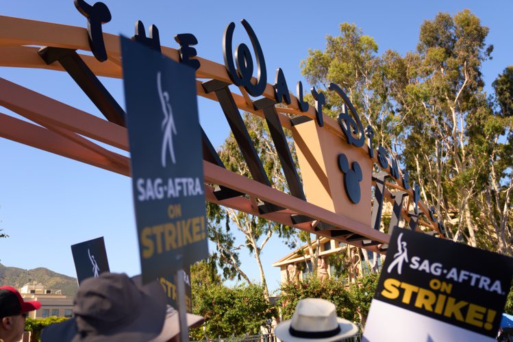 迪士尼片廠前也有高舉罷工招牌的人潮。（歐新社）
